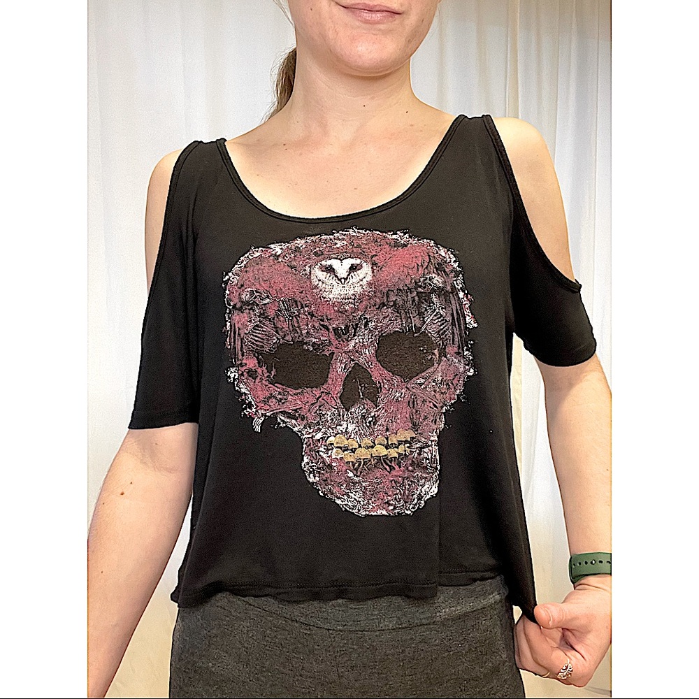 Teenage Runaway open shoulder skull top
